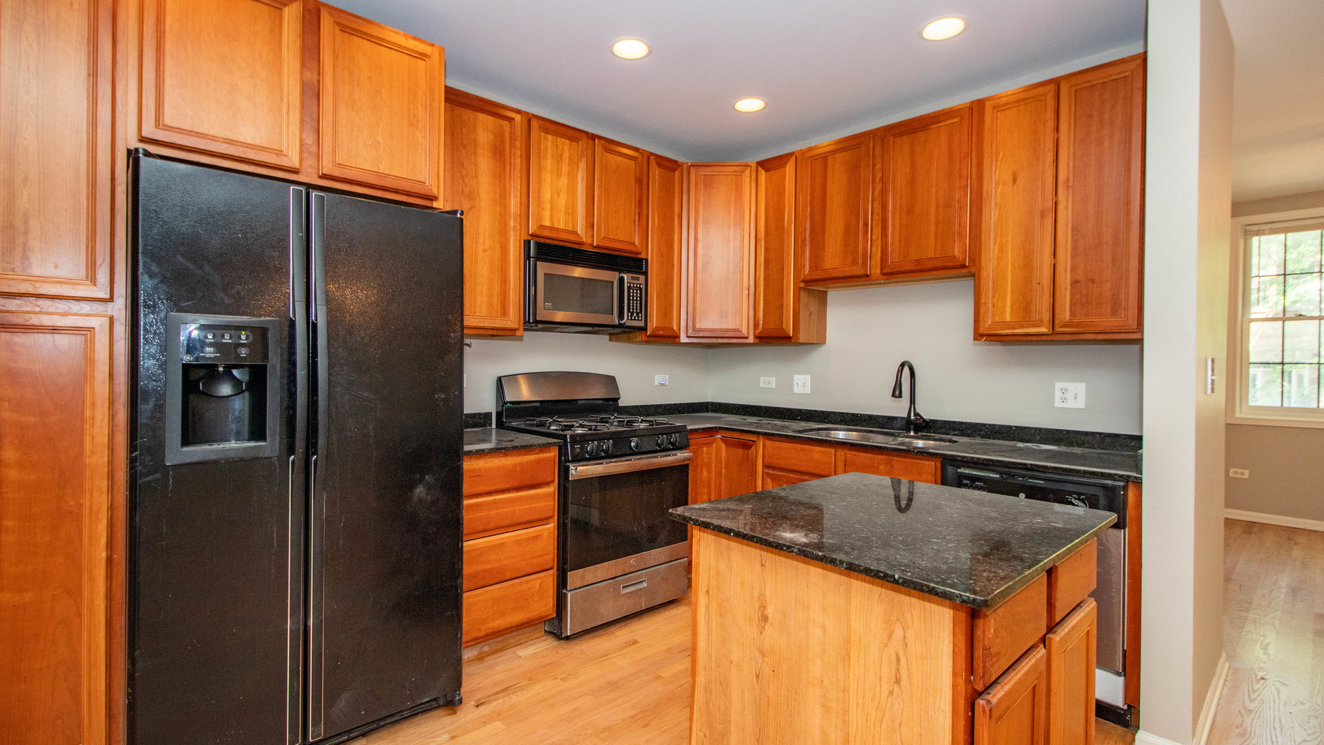 905 W Lawrence Avenue Unit: 1E