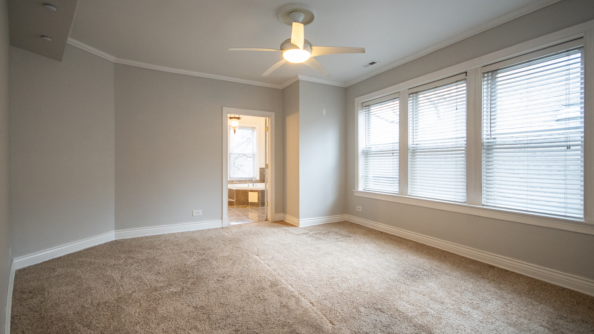 7612 N Rogers Avenue Unit: 3