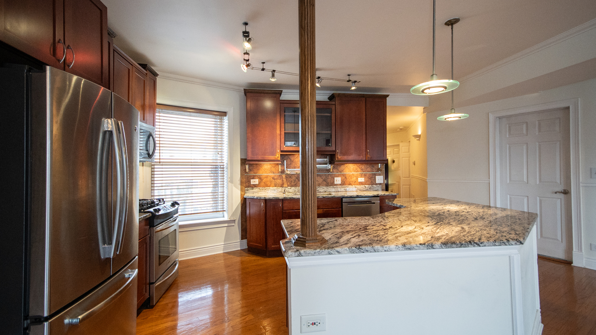 7612 N Rogers Avenue Unit: 3