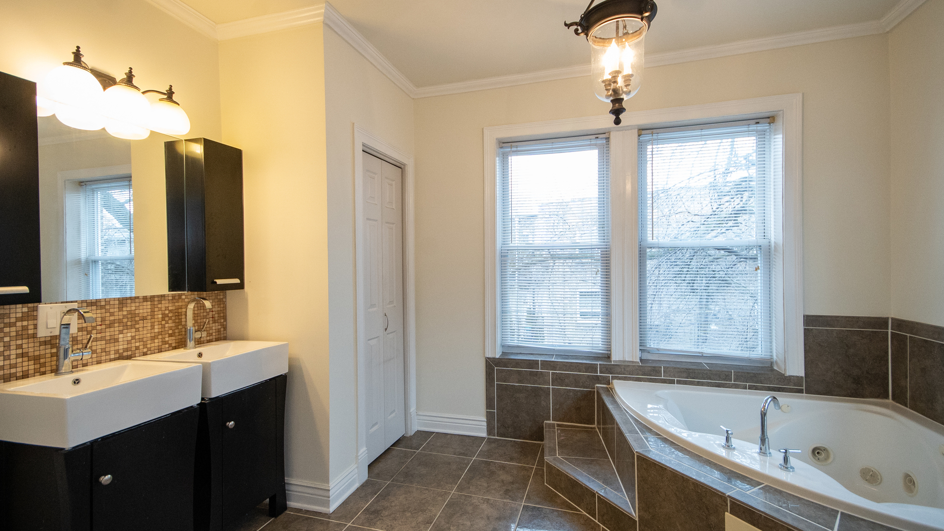 7612 N Rogers Avenue Unit: 3