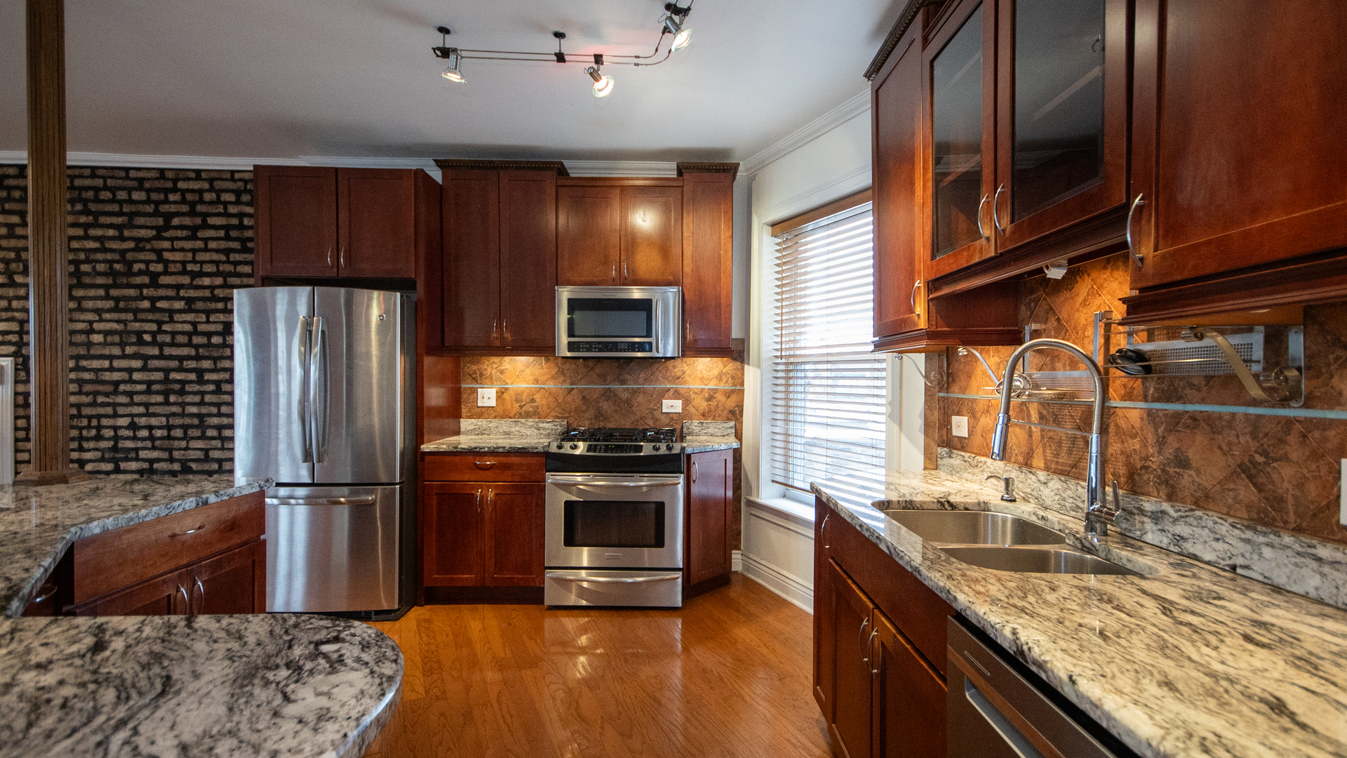 7612 N Rogers Avenue Unit: 3