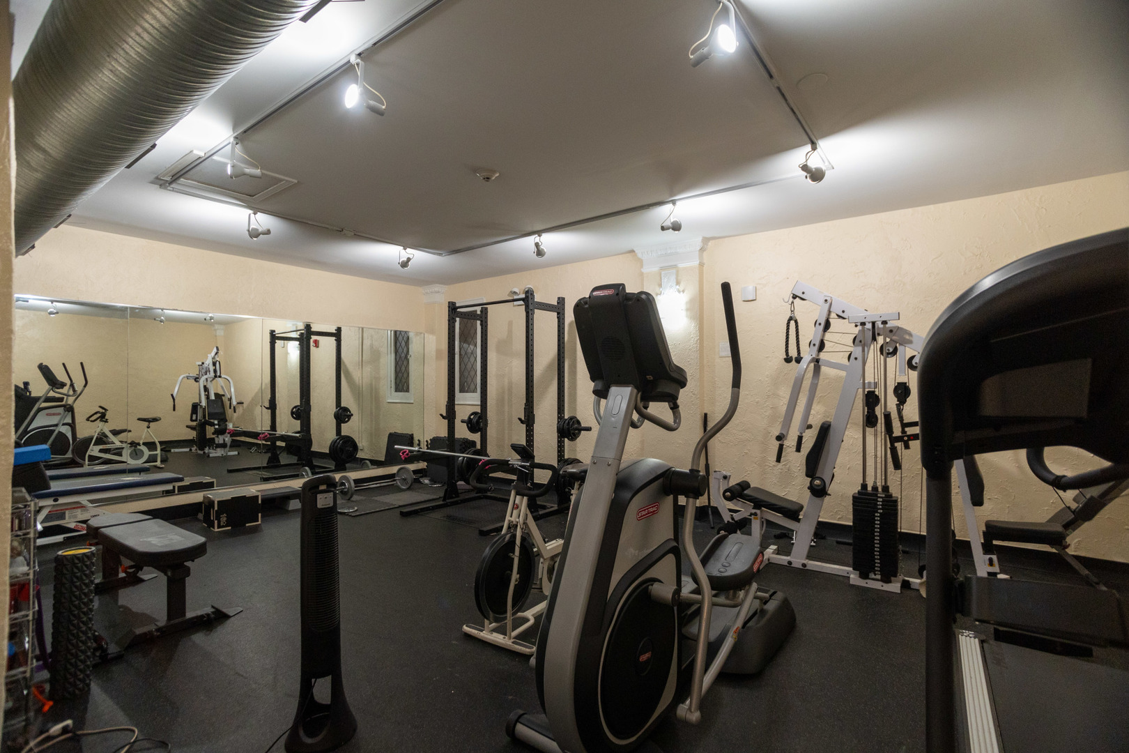 4240 N CLARENDON Avenue Unit: 213N