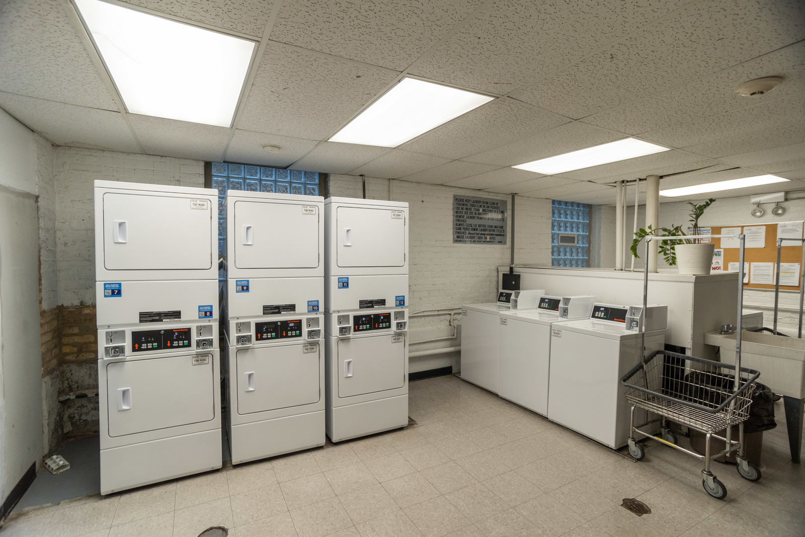 4240 N CLARENDON Avenue Unit: 213N