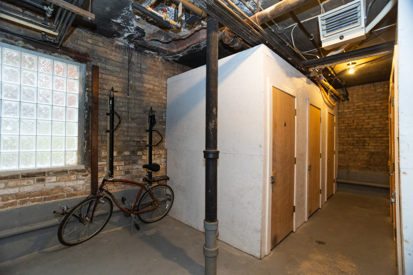 4240 N CLARENDON Avenue Unit: 213N