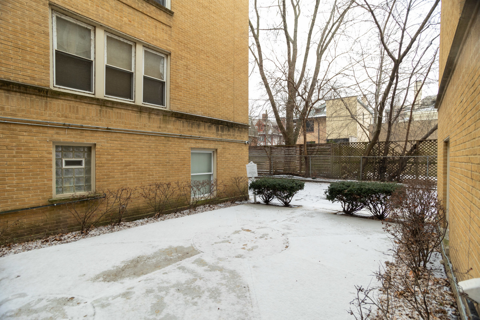 4240 N CLARENDON Avenue Unit: 213N