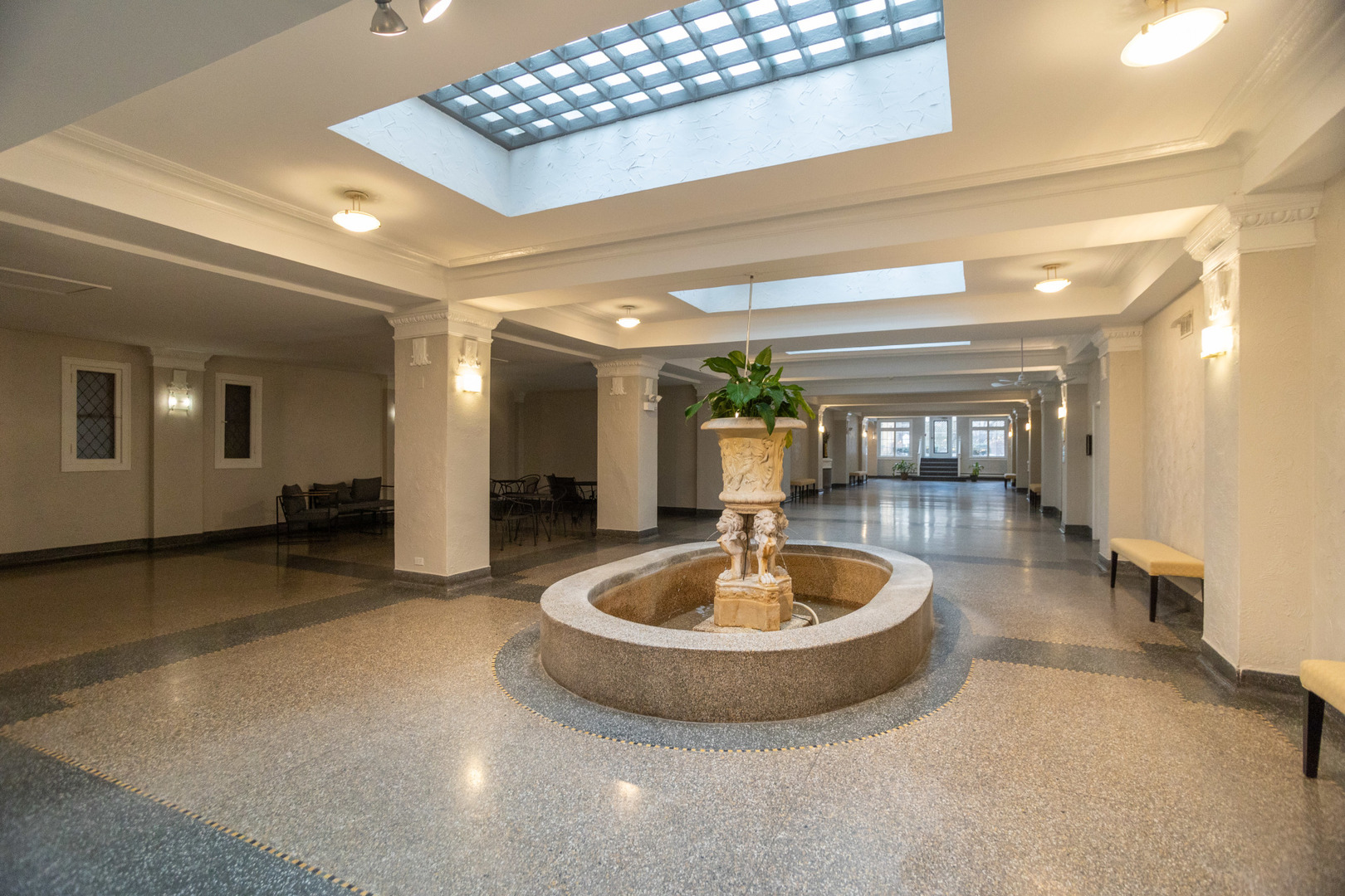 4240 N CLARENDON Avenue Unit: 213N