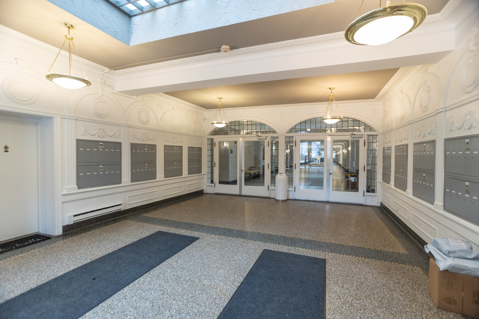 4240 N CLARENDON Avenue Unit: 213N