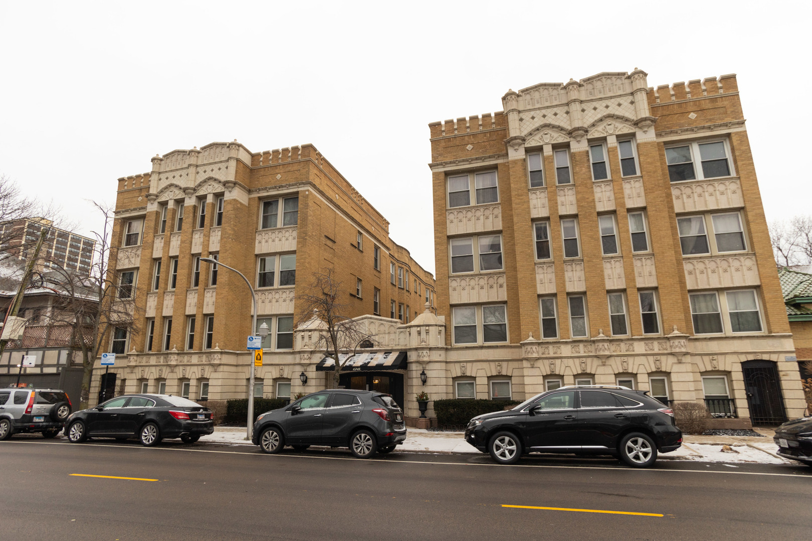 4240 N CLARENDON Avenue Unit: 213N