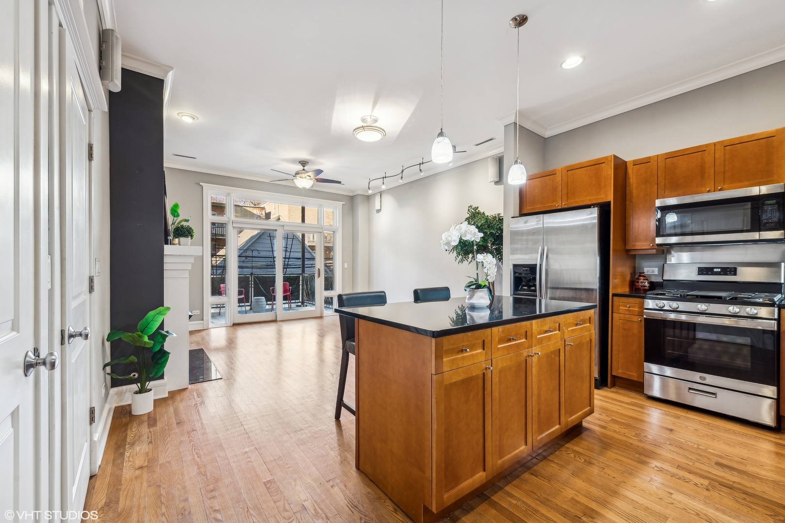 800 W Cornelia Avenue Unit: 206