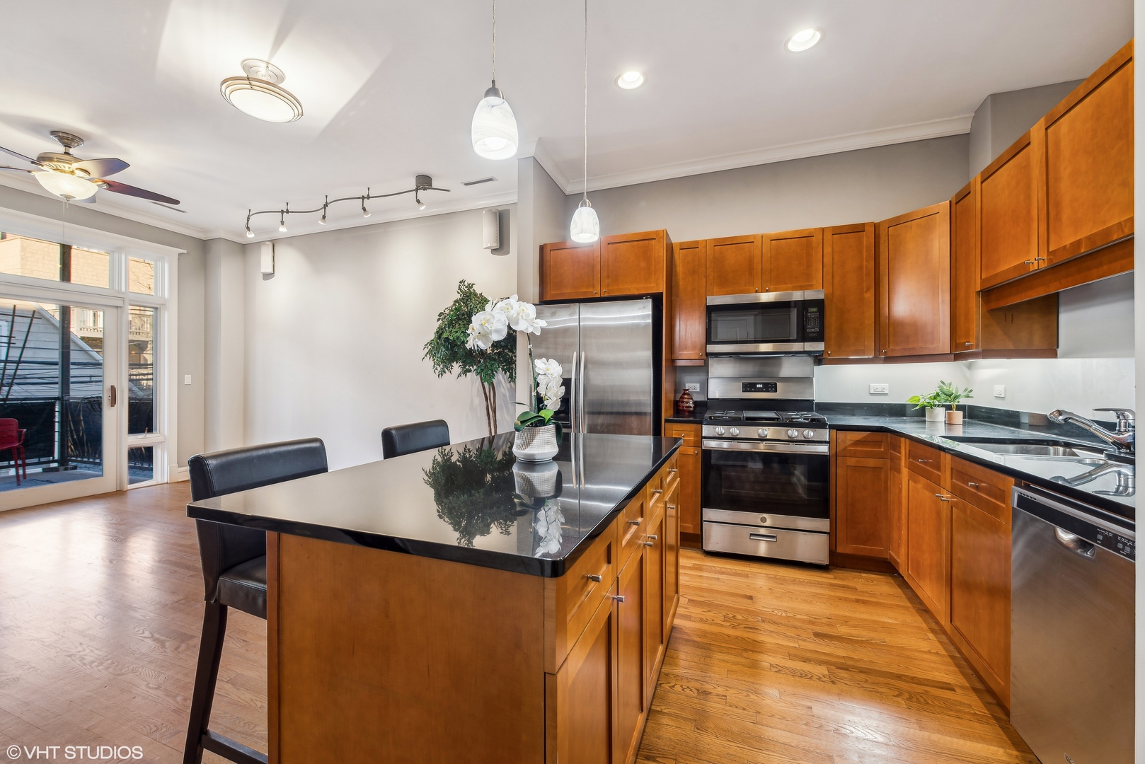 800 W Cornelia Avenue Unit: 206