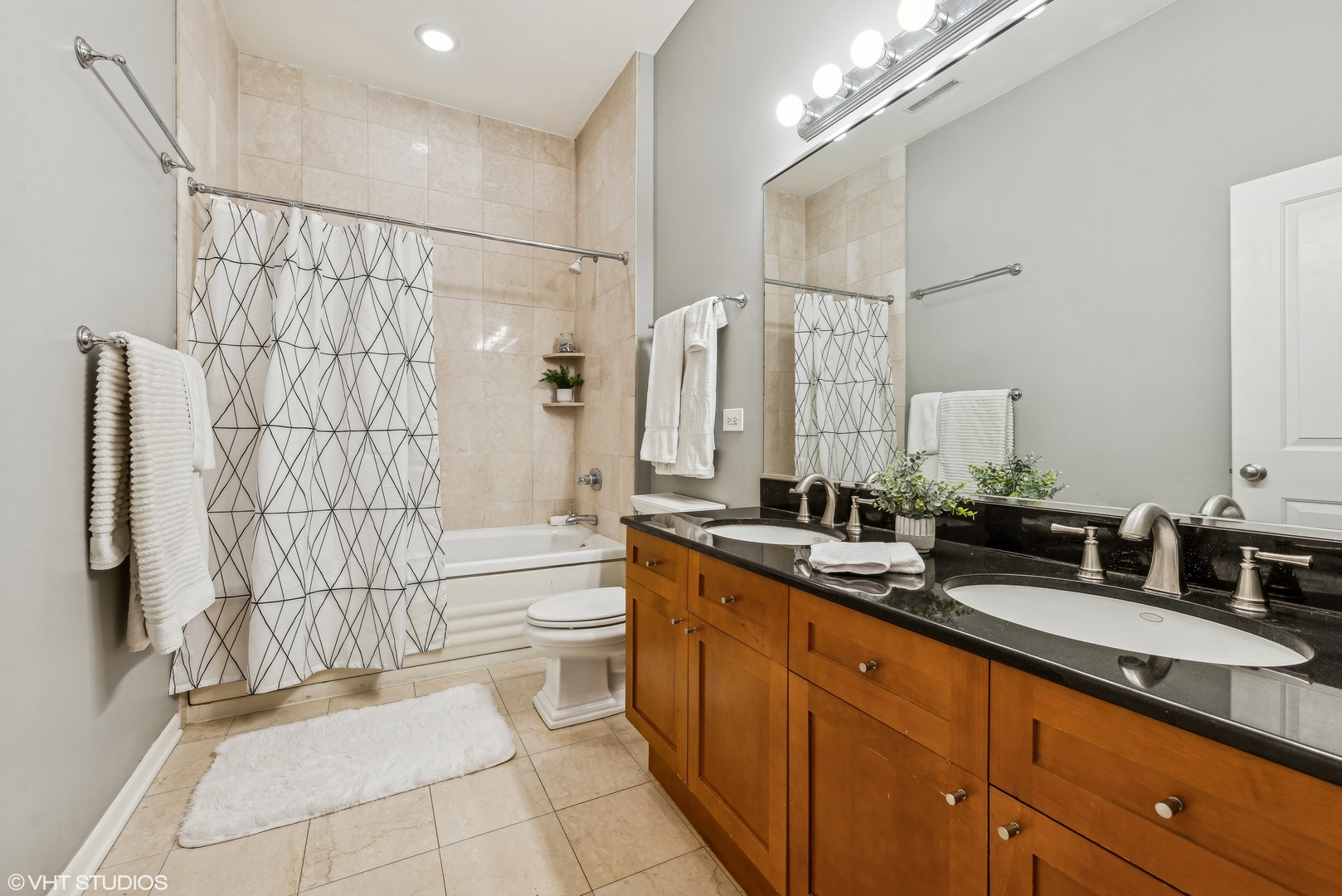 800 W Cornelia Avenue Unit: 206