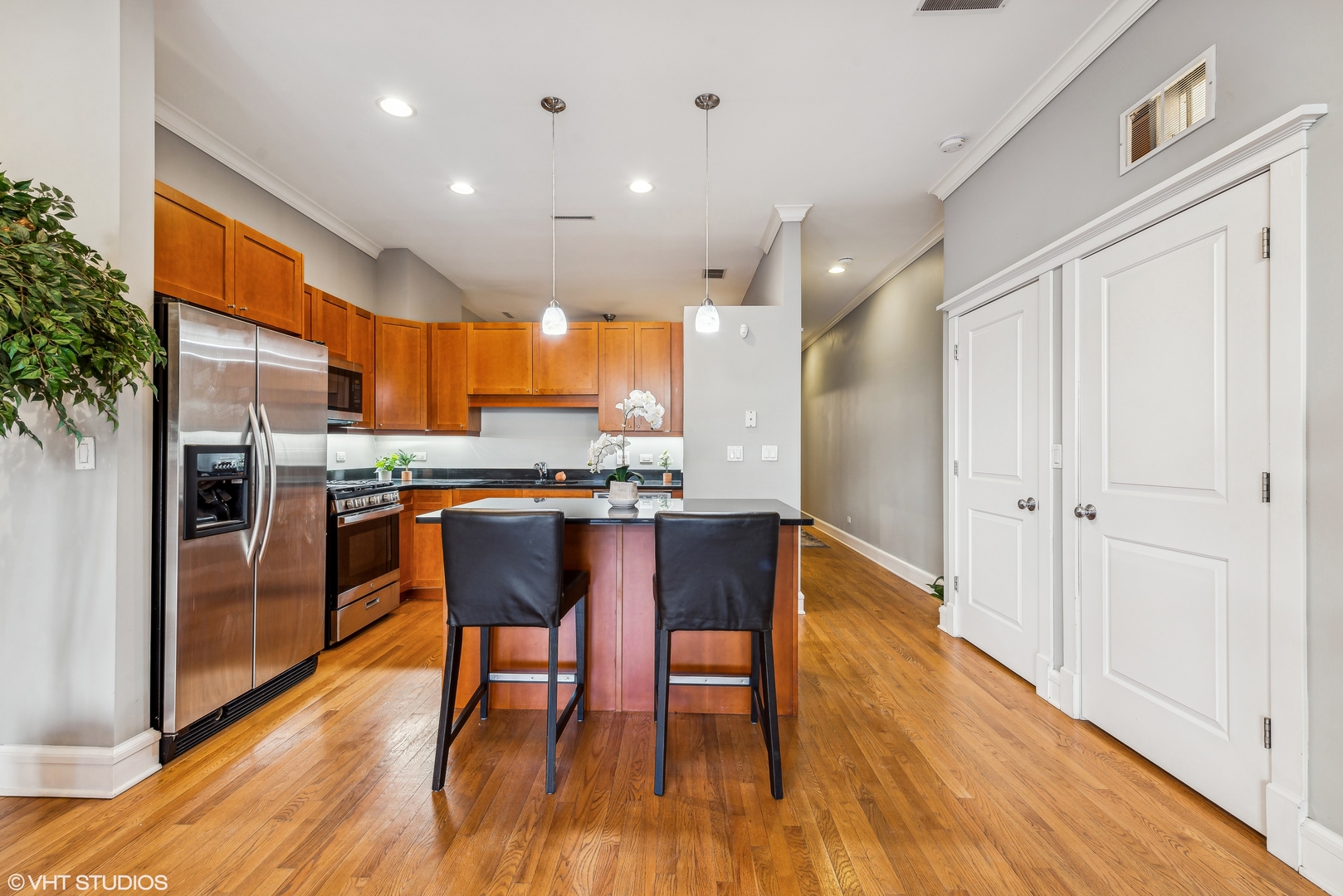 800 W Cornelia Avenue Unit: 206