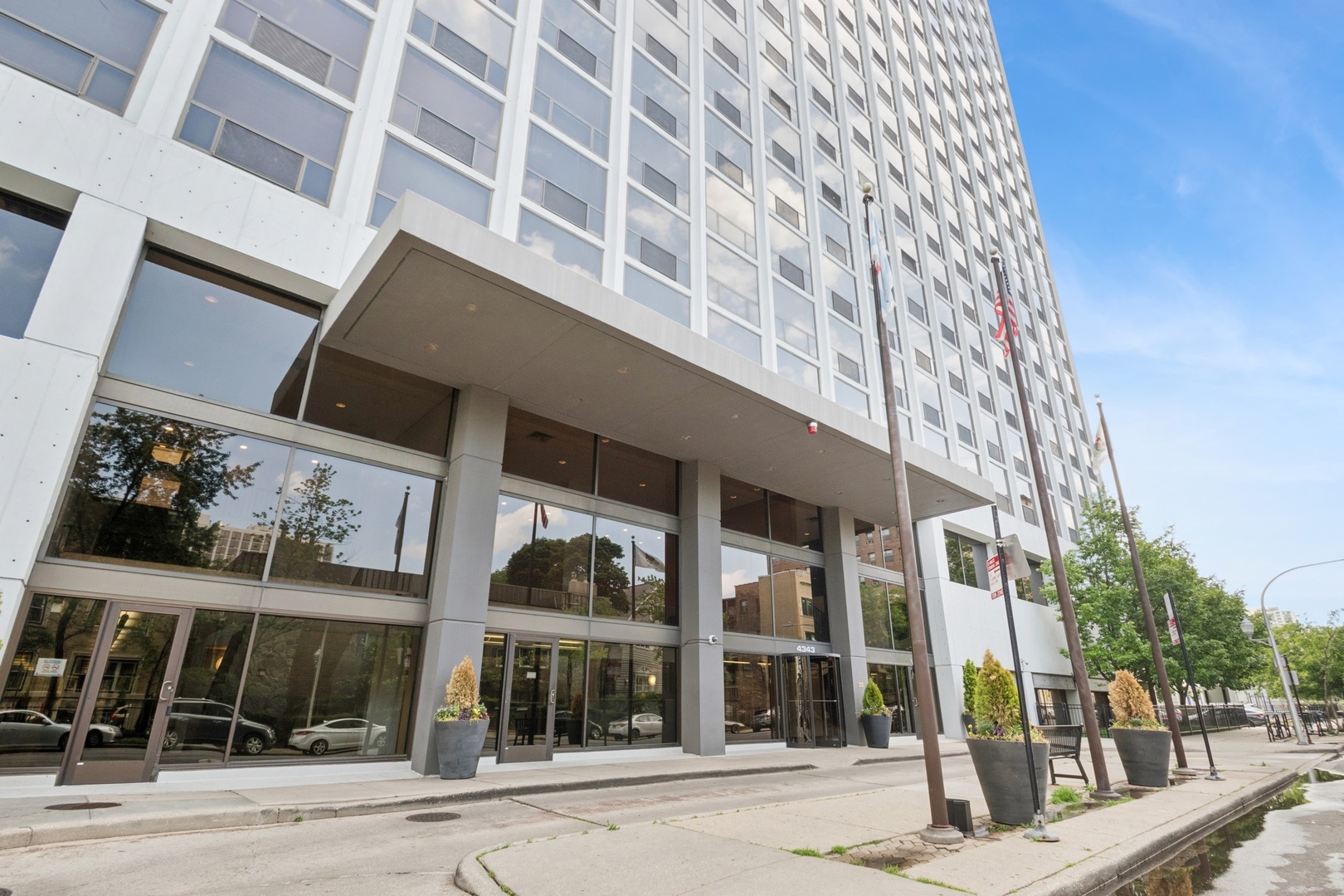 4343 N Clarendon Avenue Unit: 513