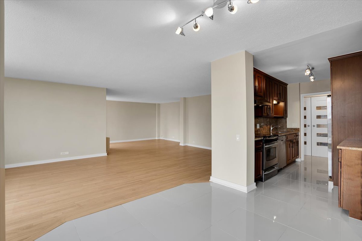 4170 N Marine Drive Unit: 11L