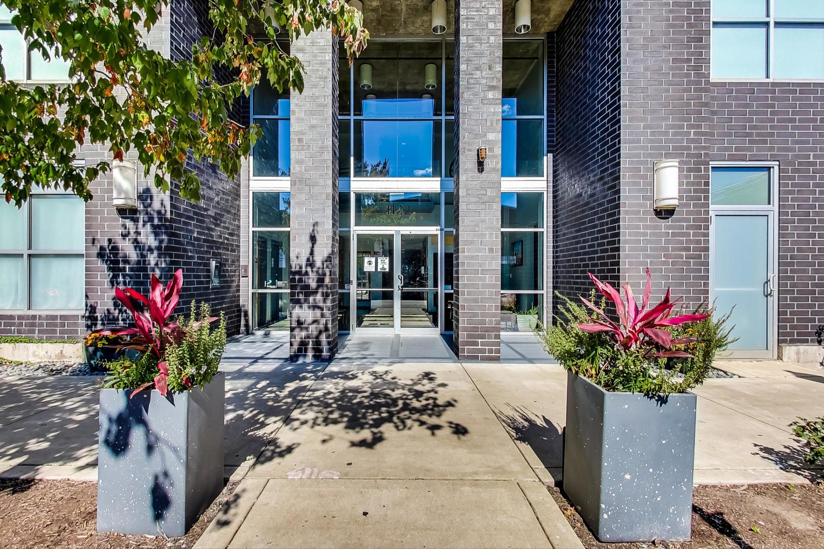 1122 W Catalpa Avenue Unit: 815