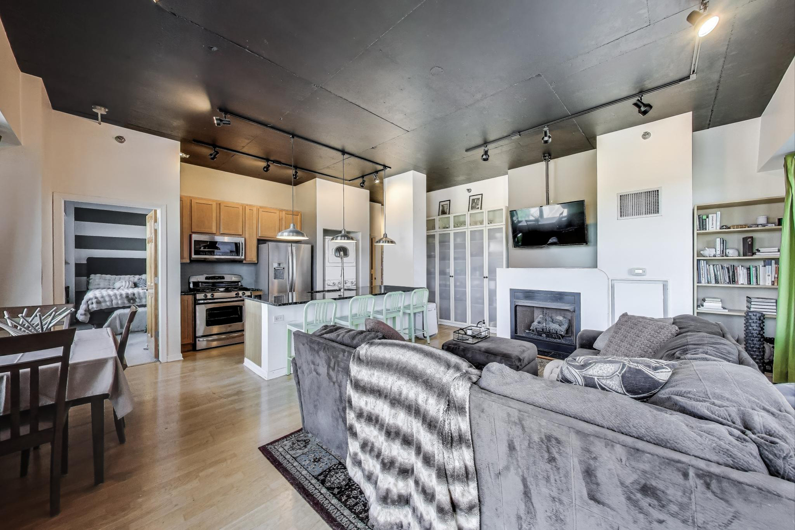 1122 W Catalpa Avenue Unit: 815