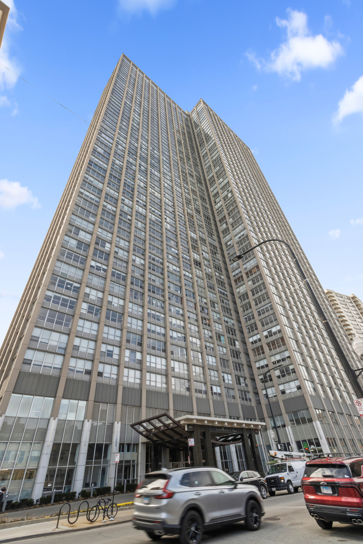 655 W IRVING PARK Road Unit: 4417
