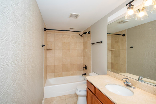 905 W Lawrence Avenue Unit: 1E