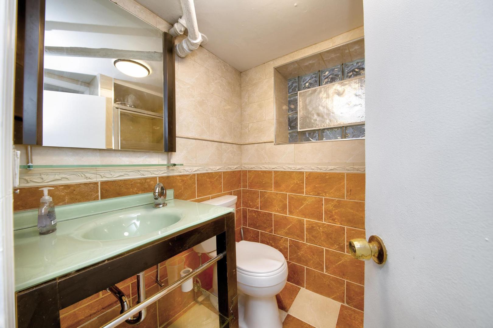 6246 N oakley Avenue