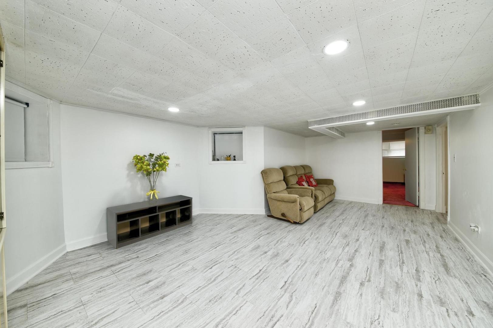 6246 N oakley Avenue