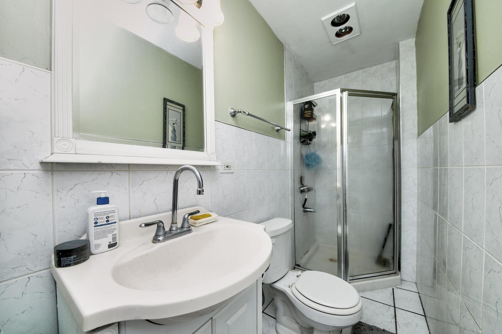 6246 N oakley Avenue