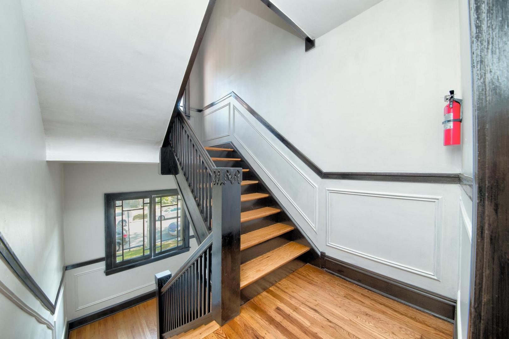 6246 N oakley Avenue