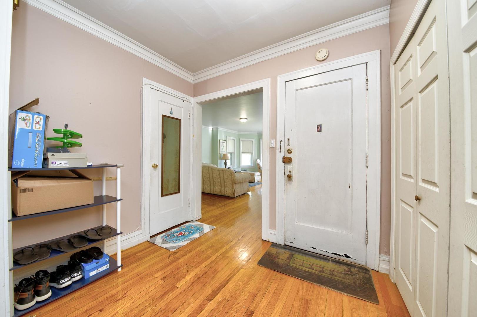 6246 N oakley Avenue