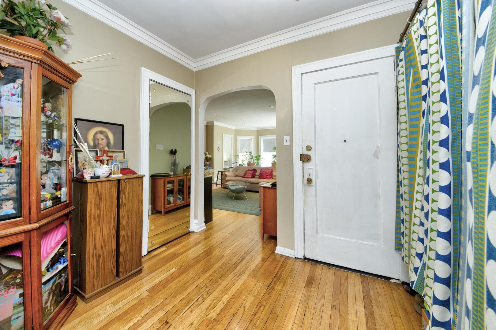 6246 N oakley Avenue