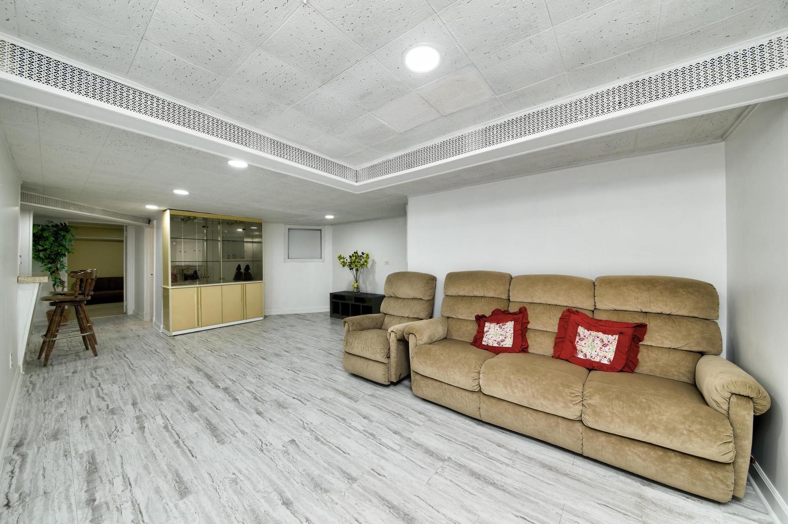 6246 N oakley Avenue