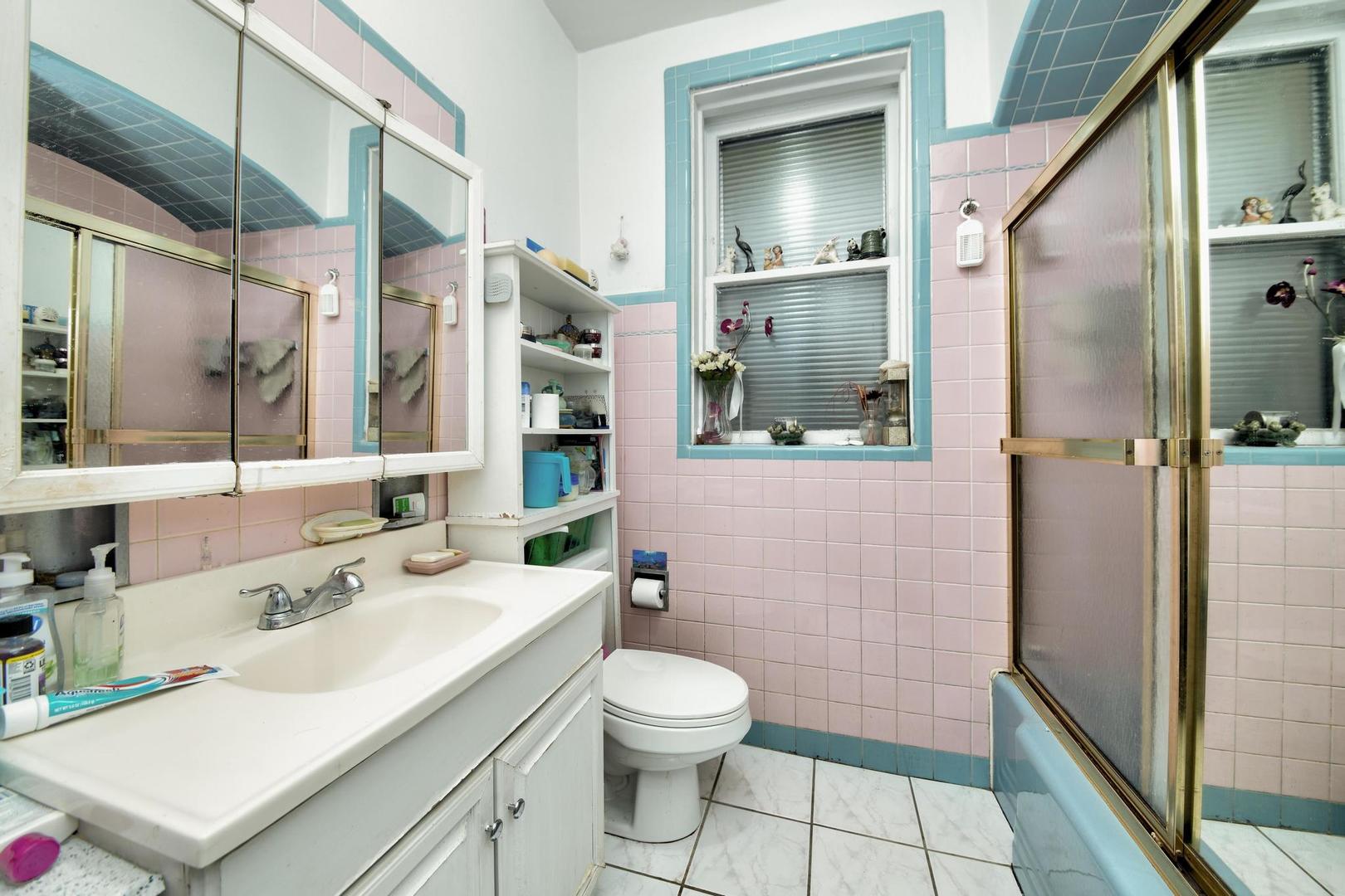 6246 N oakley Avenue