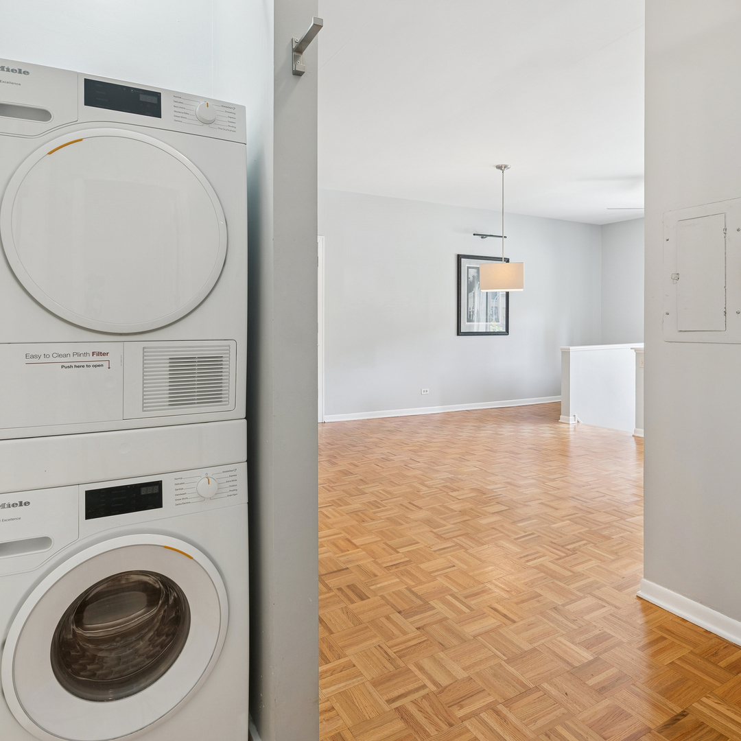 4046 N CLARENDON Avenue Unit: 1S