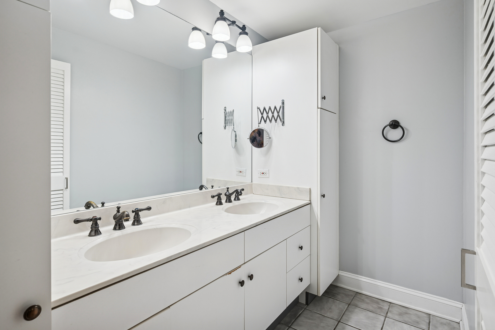 4046 N CLARENDON Avenue Unit: 1S