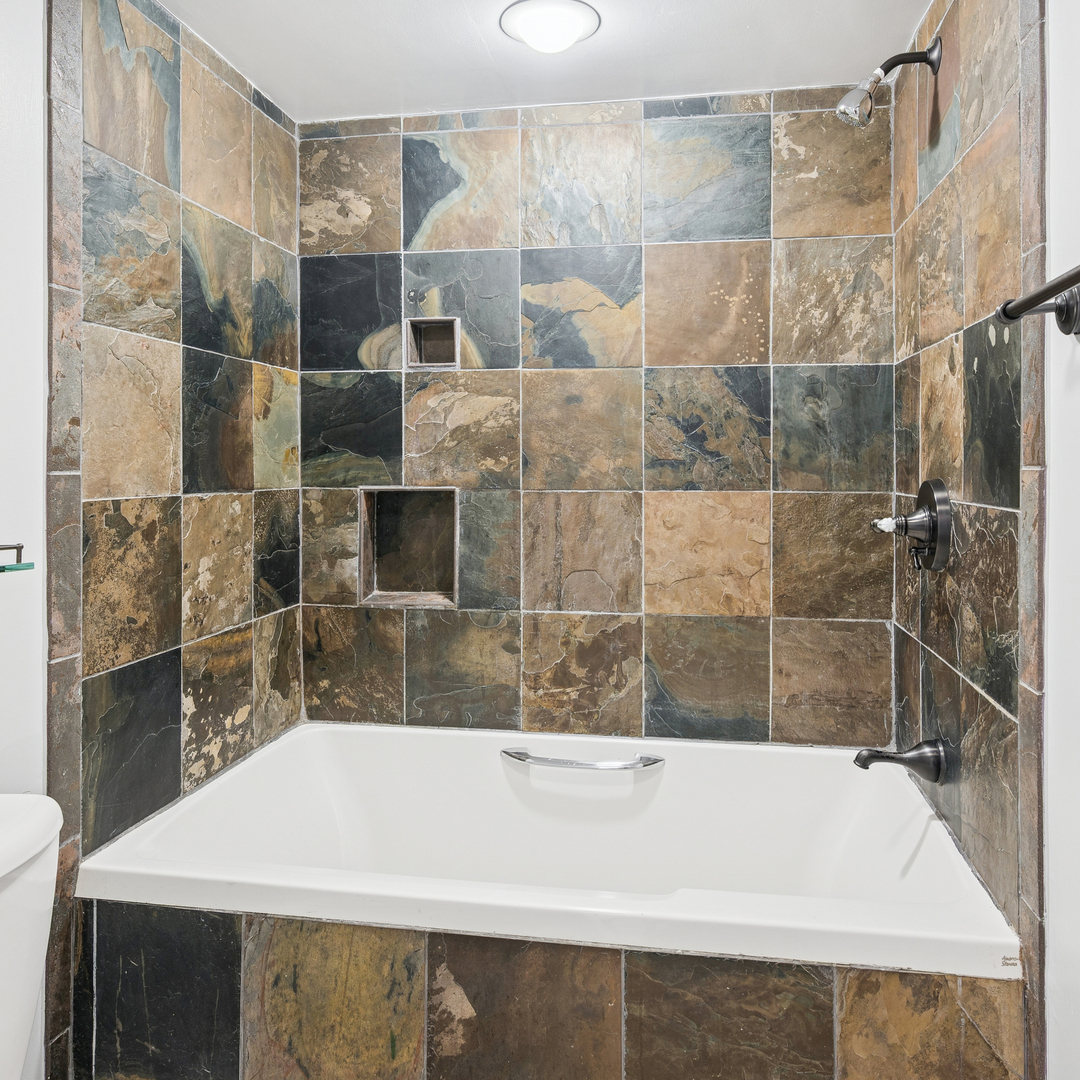 4046 N CLARENDON Avenue Unit: 1S