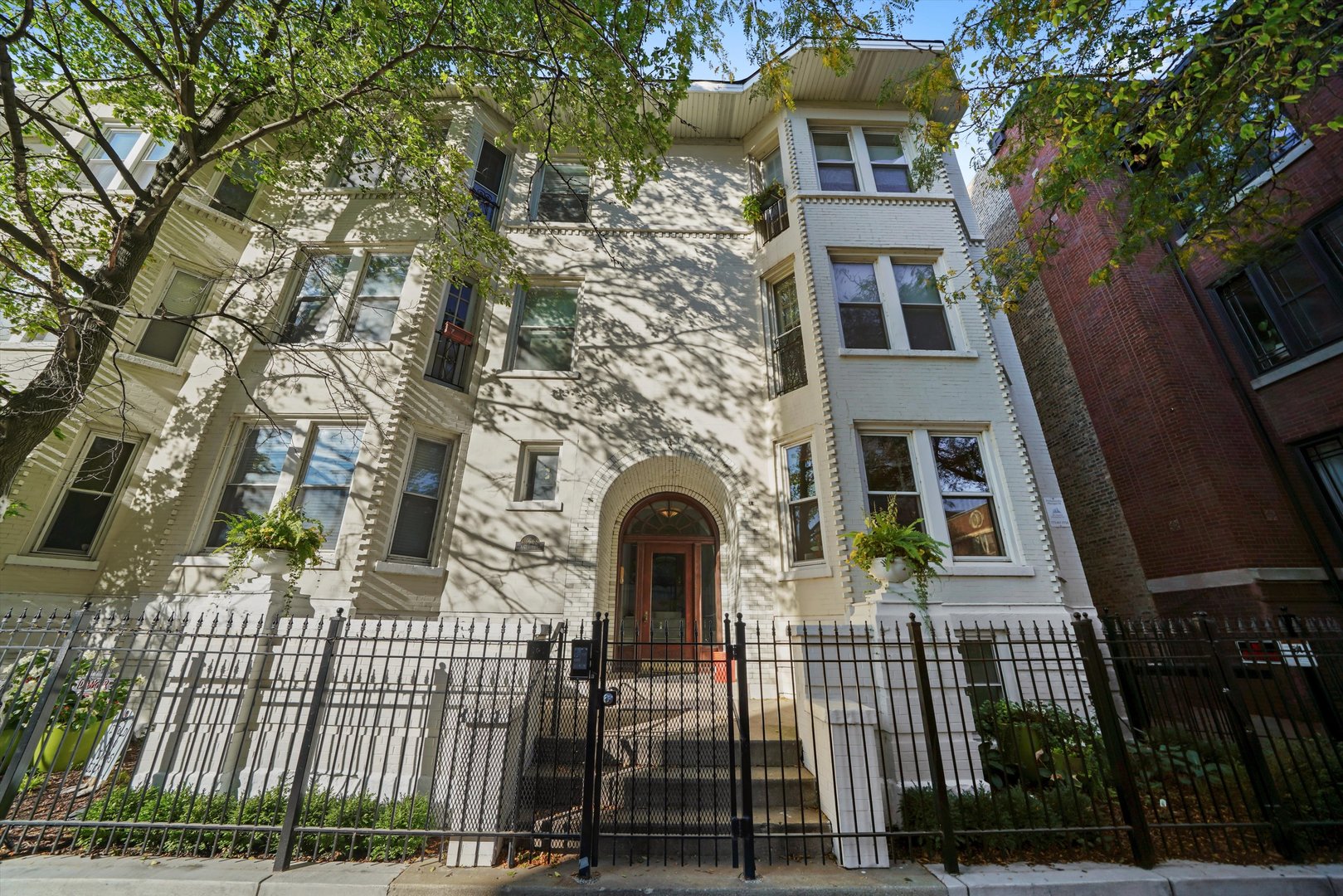 4168 N Clarendon Avenue Unit: 2N