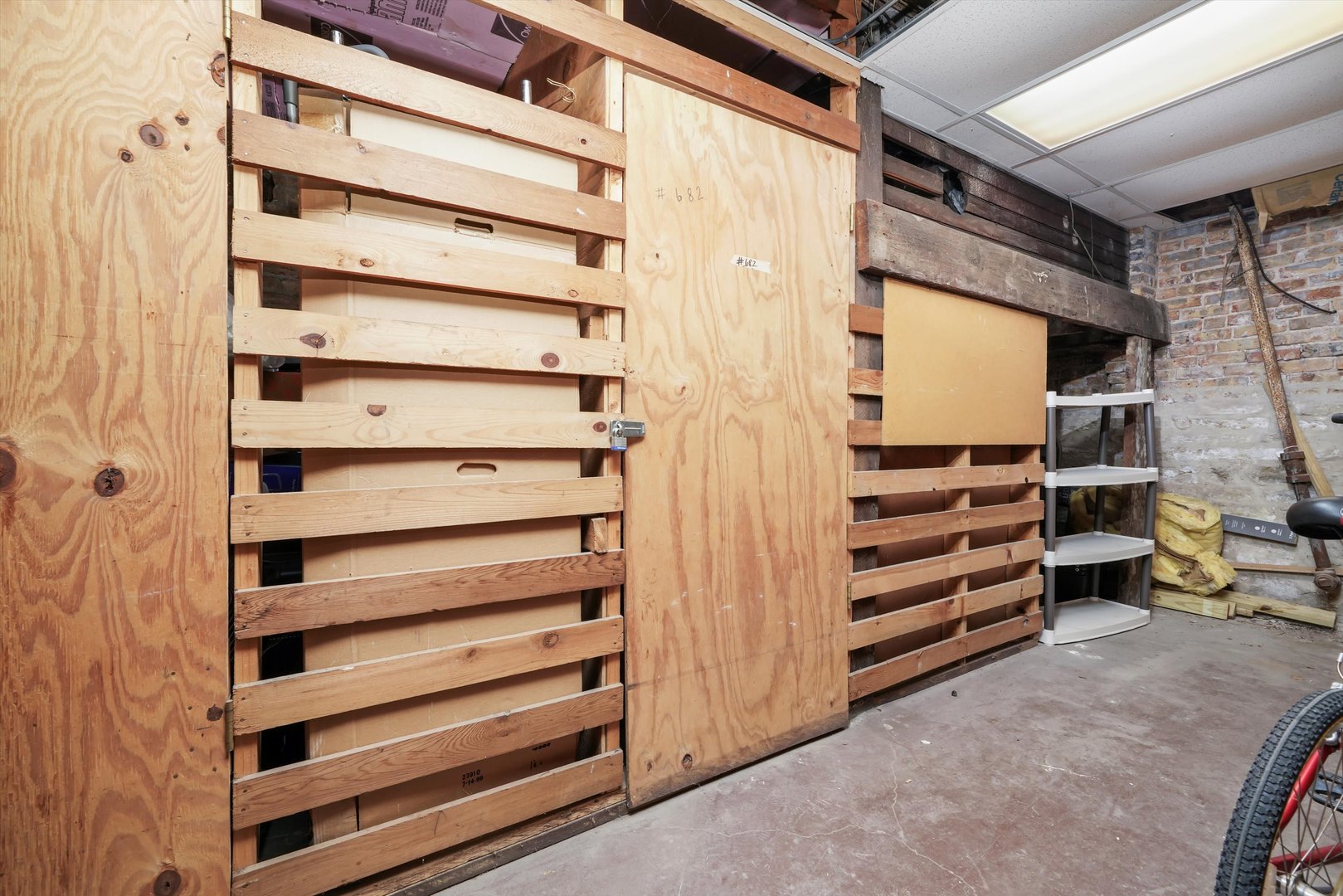 4168 N Clarendon Avenue Unit: 2N