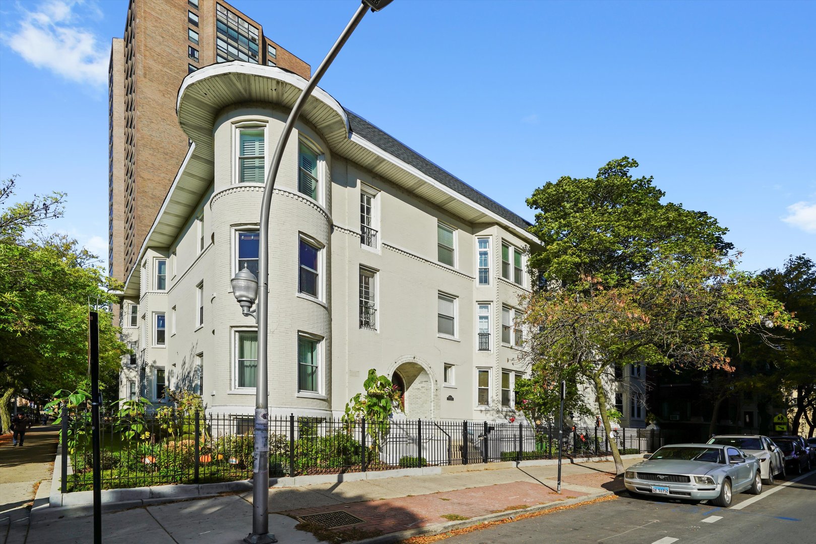 4168 N Clarendon Avenue Unit: 2N