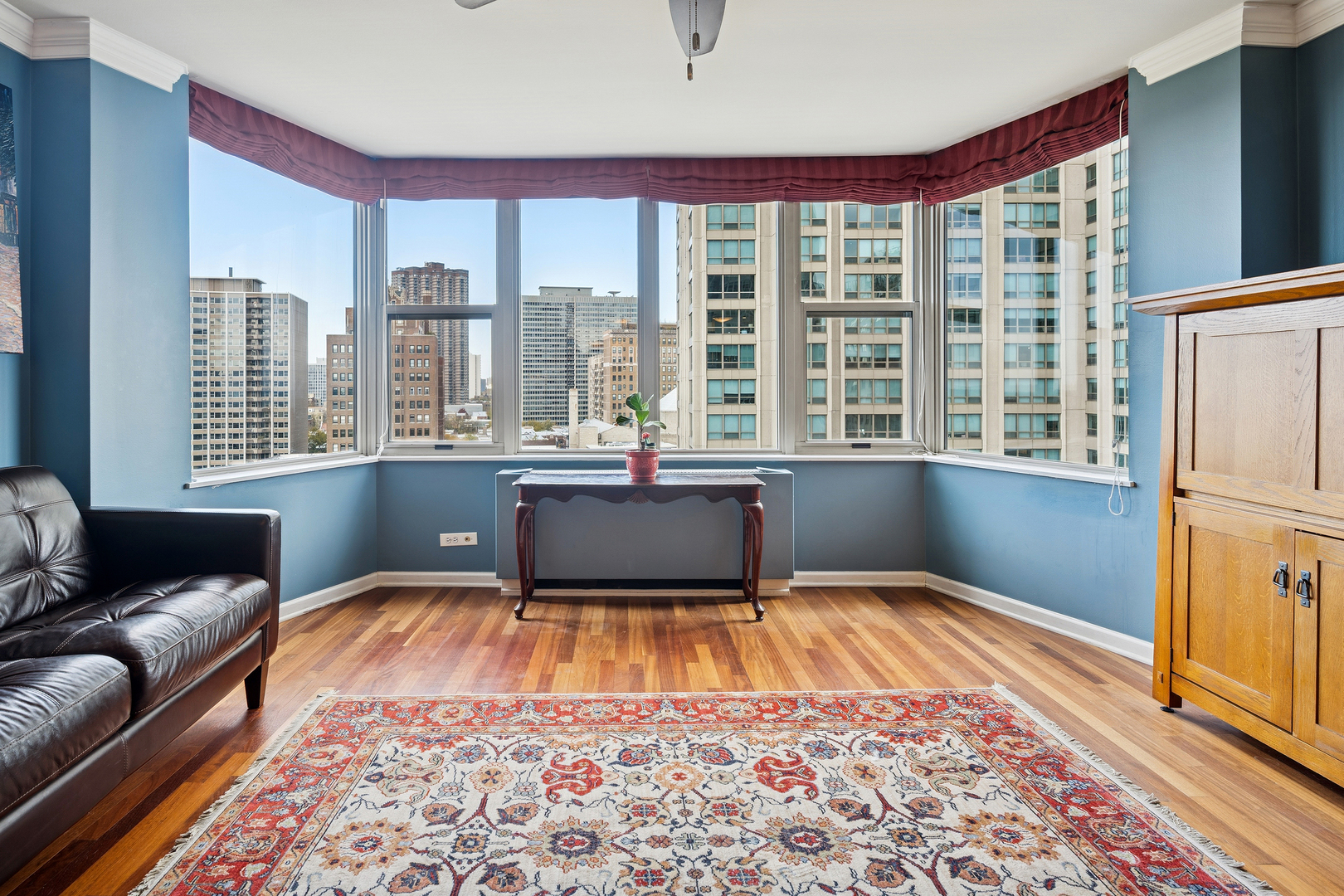 525 W HAWTHORNE Place Unit: 1204