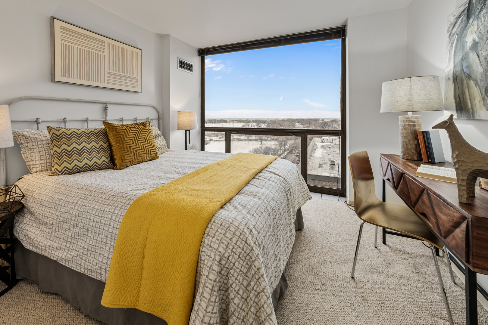 4343 N Clarendon Avenue Unit: 1016