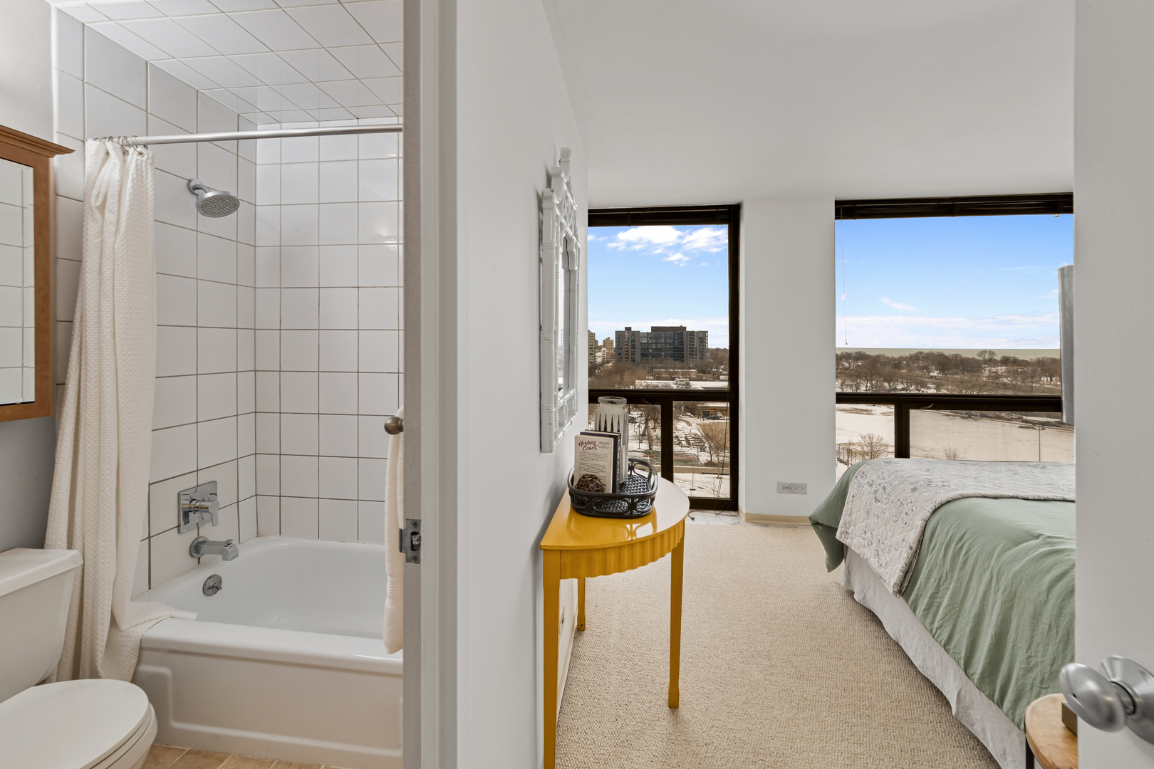 4343 N Clarendon Avenue Unit: 1016