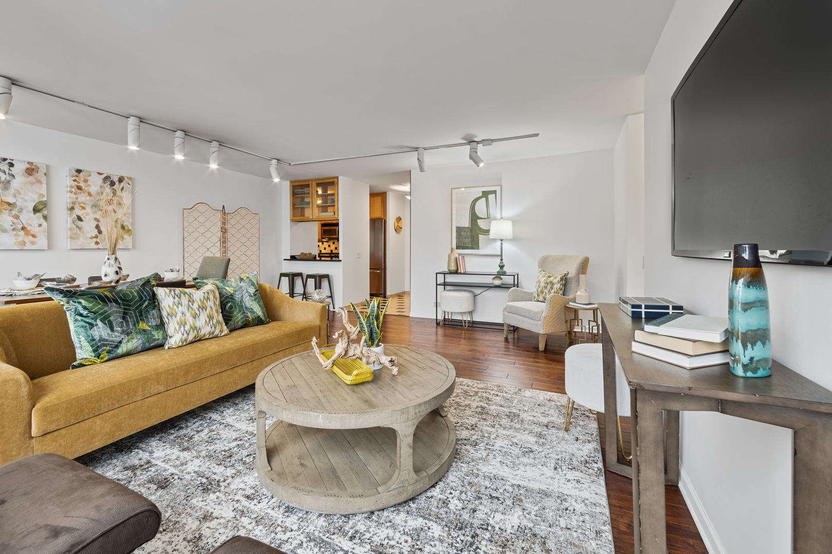 4343 N Clarendon Avenue Unit: 1016