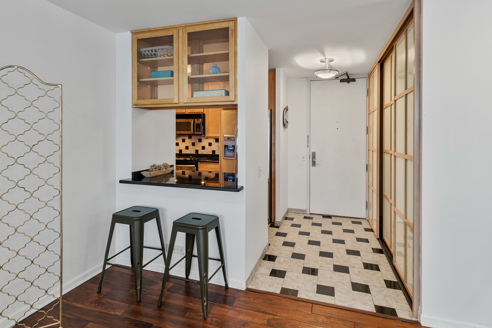 4343 N Clarendon Avenue Unit: 1016