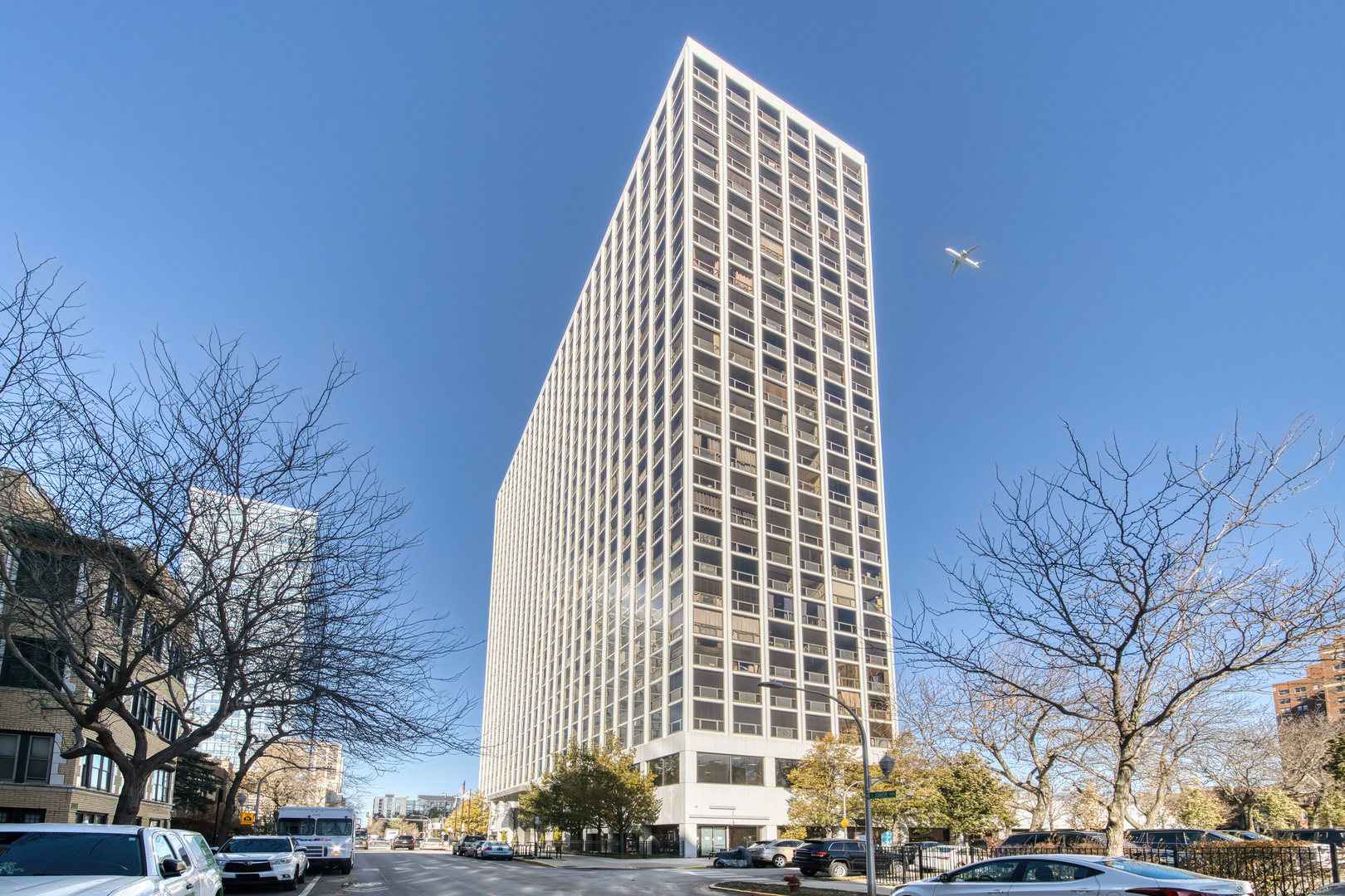 4343 N Clarendon Avenue Unit: 1016