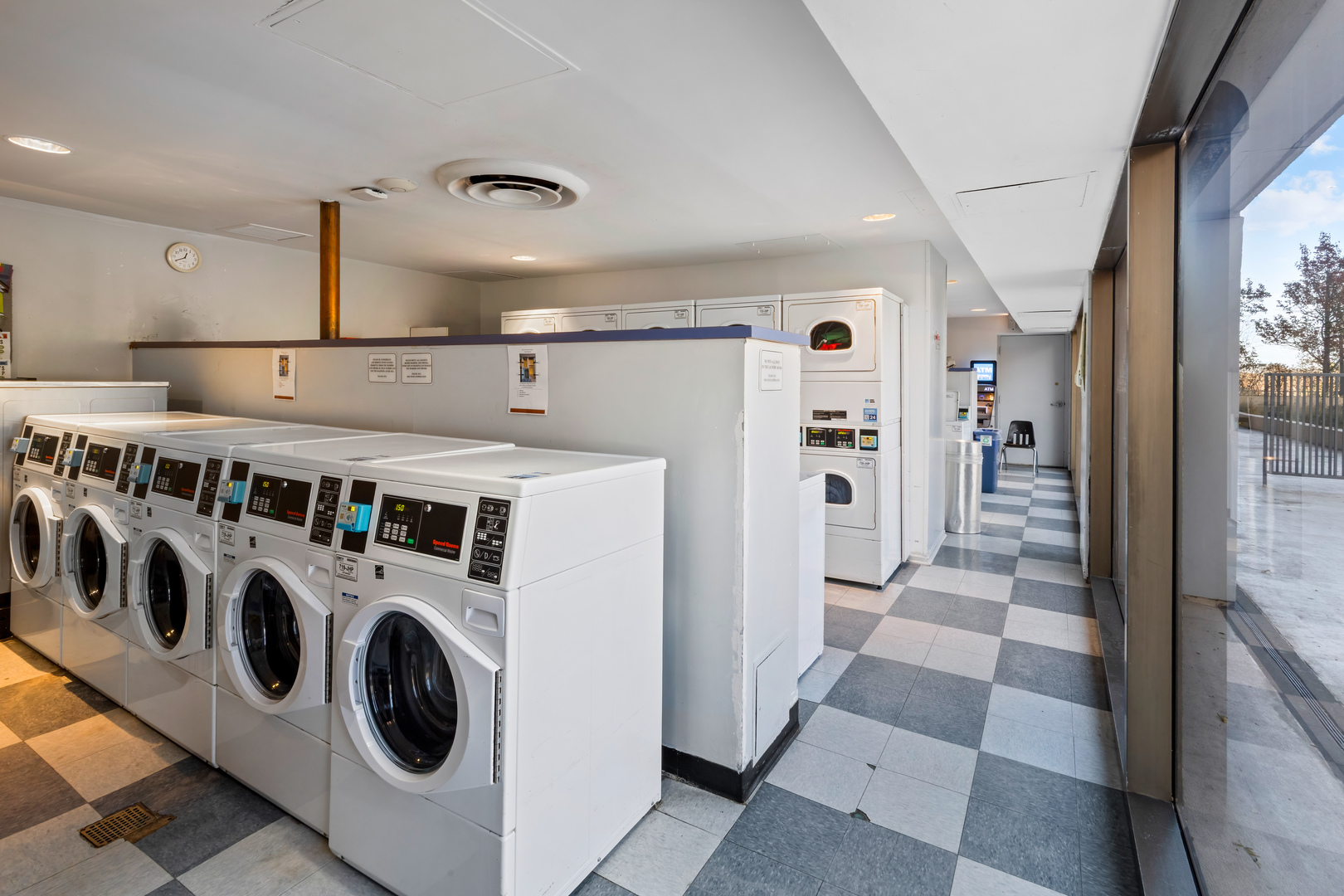 4343 N Clarendon Avenue Unit: 1016