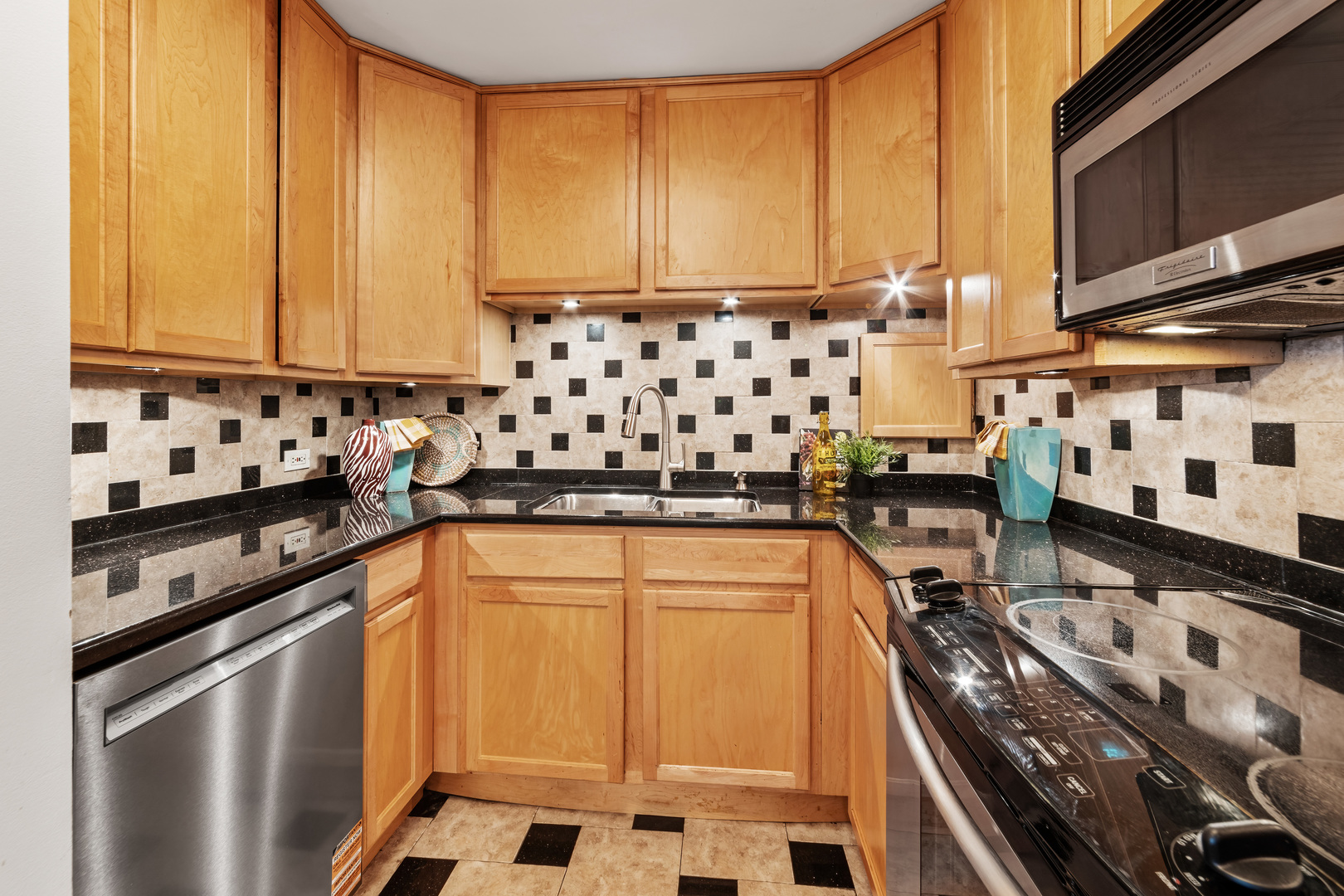 4343 N Clarendon Avenue Unit: 1016