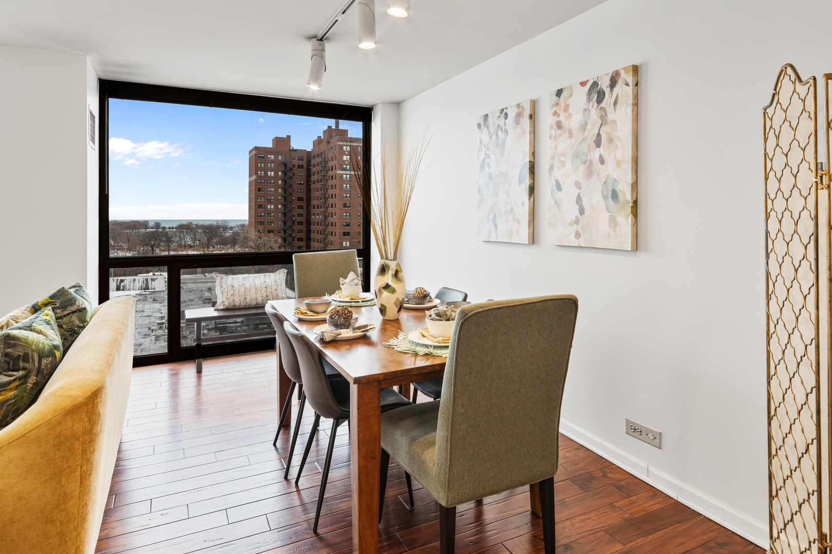 4343 N Clarendon Avenue Unit: 1016