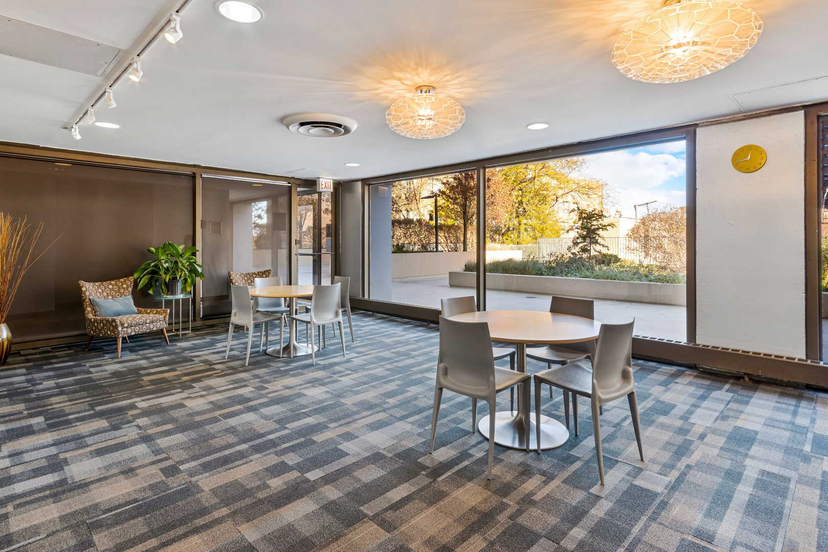 4343 N Clarendon Avenue Unit: 1016