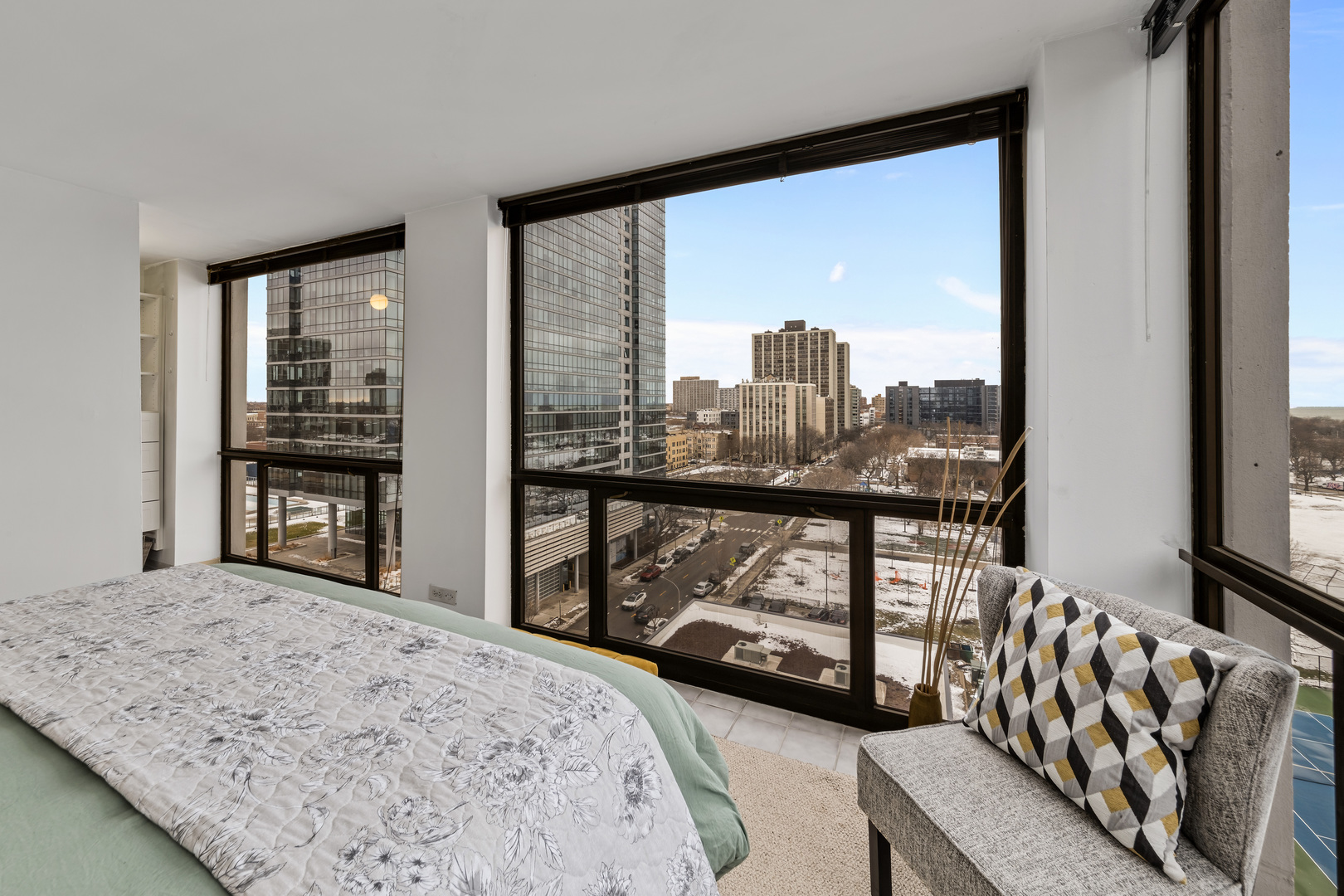 4343 N Clarendon Avenue Unit: 1016