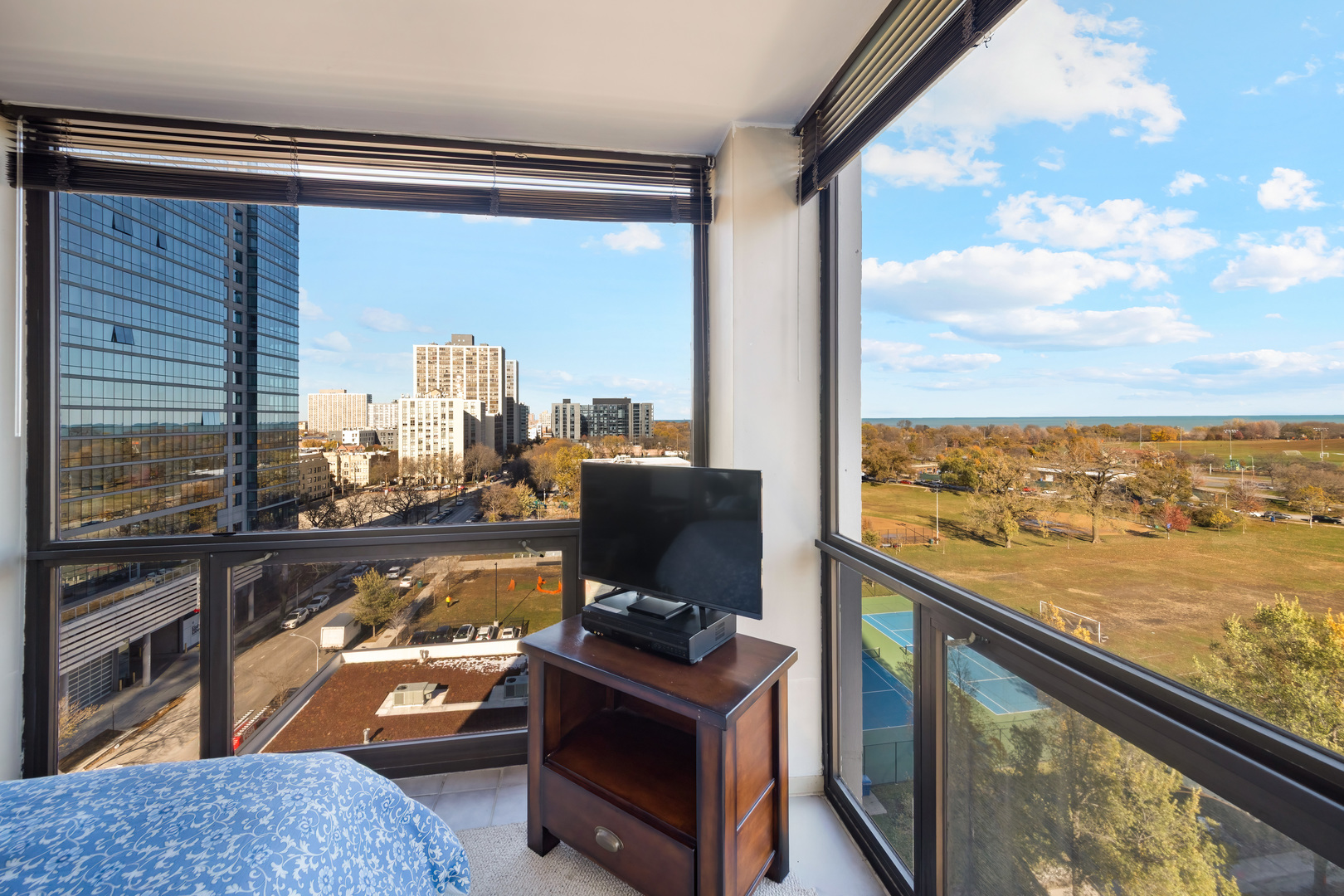 4343 N Clarendon Avenue Unit: 1016