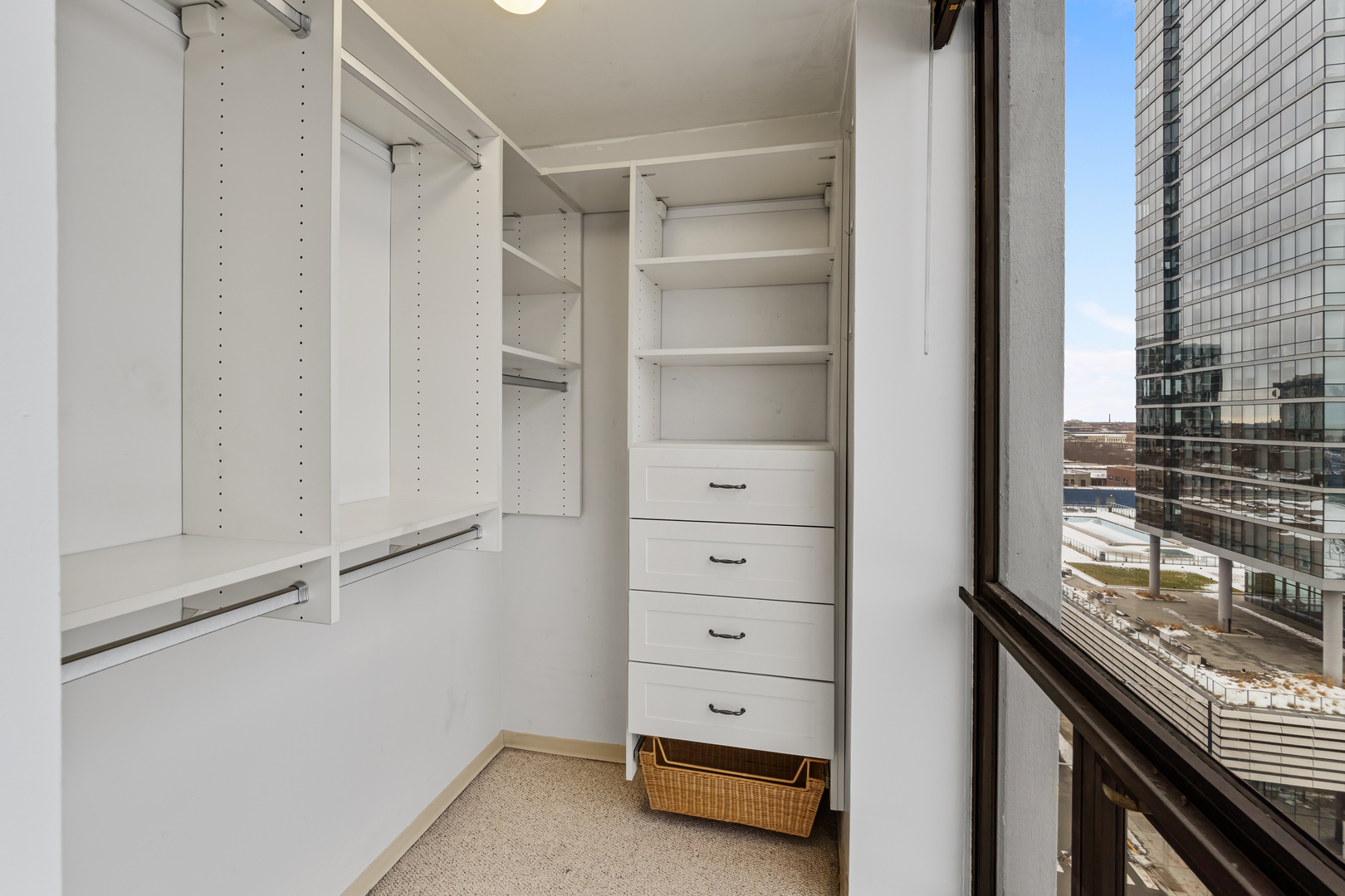 4343 N Clarendon Avenue Unit: 1016