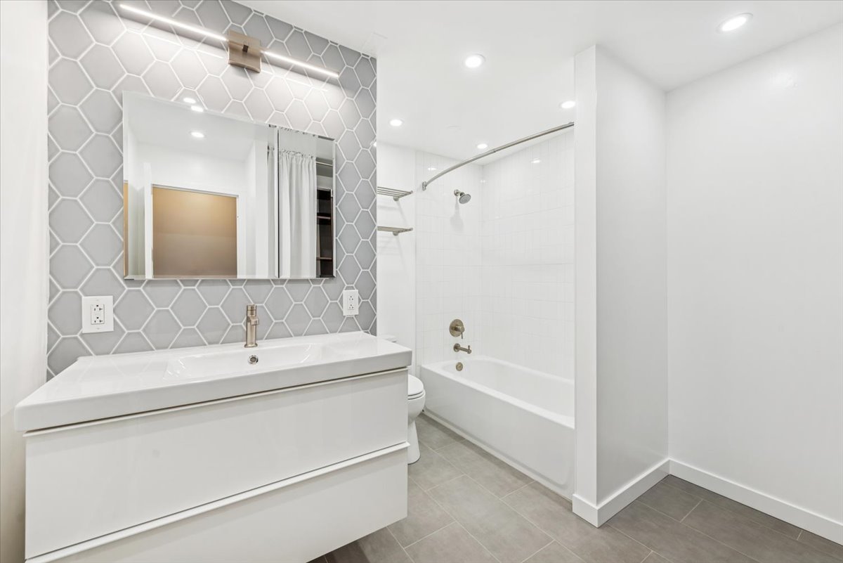 4170 N Marine Drive Unit: 14H